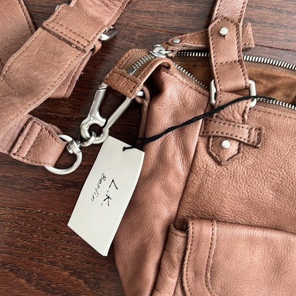 Leather crossbody bag - Picture 4 of 7